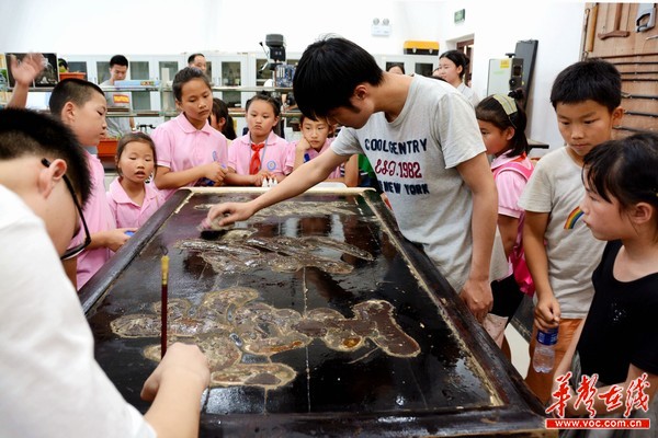华声在线——小学生走进湖南艺术职业学院 感知文物修复的神奇与“匠心”