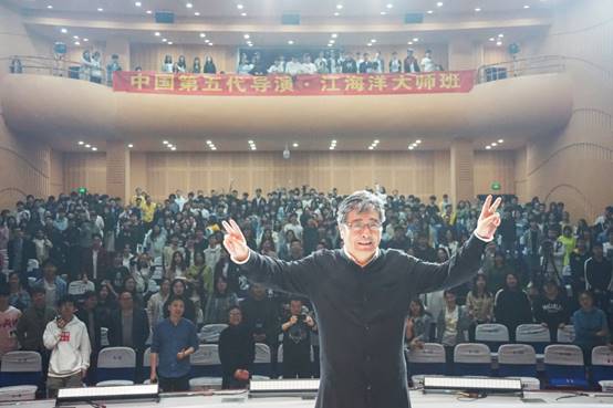 江海洋与观众合影.JPG